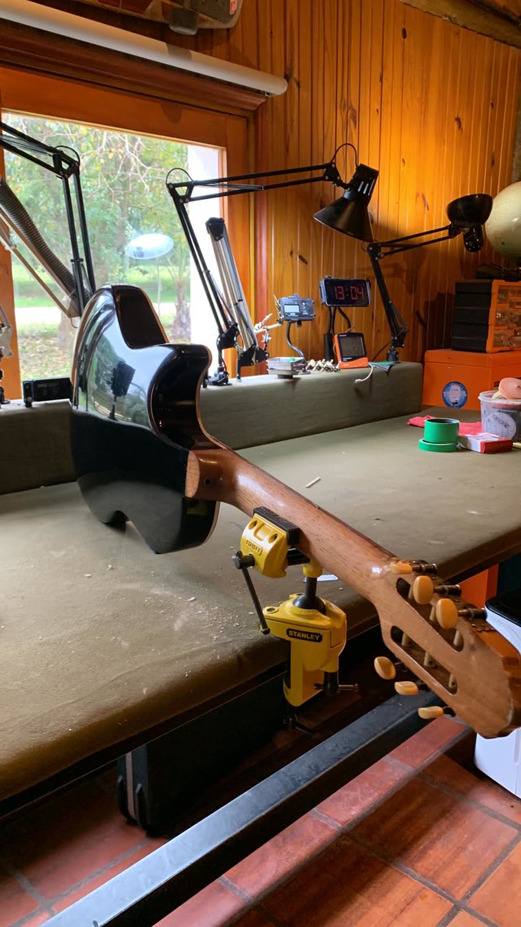 Clavijero de una criolla sujeto en la morsa del taller