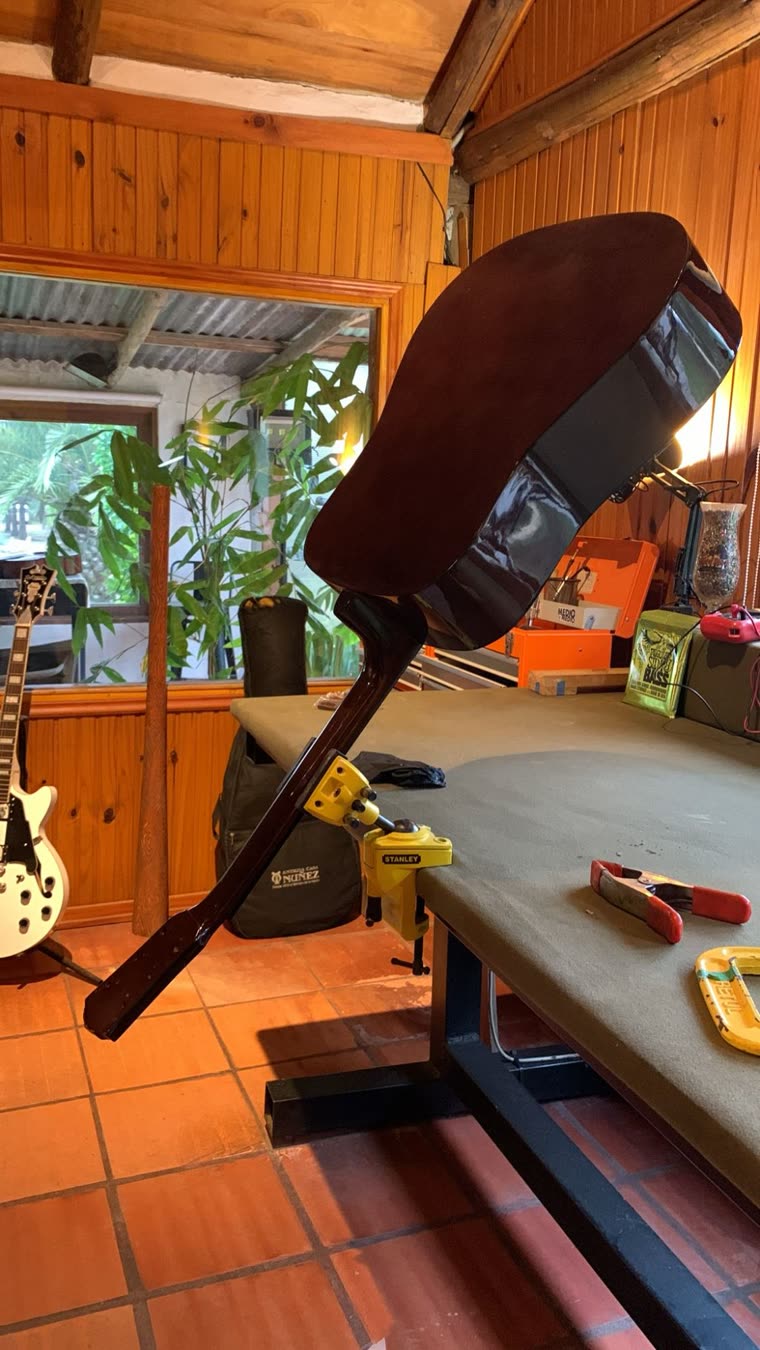 Cuerpo de una guitarra sujeto en la morsa