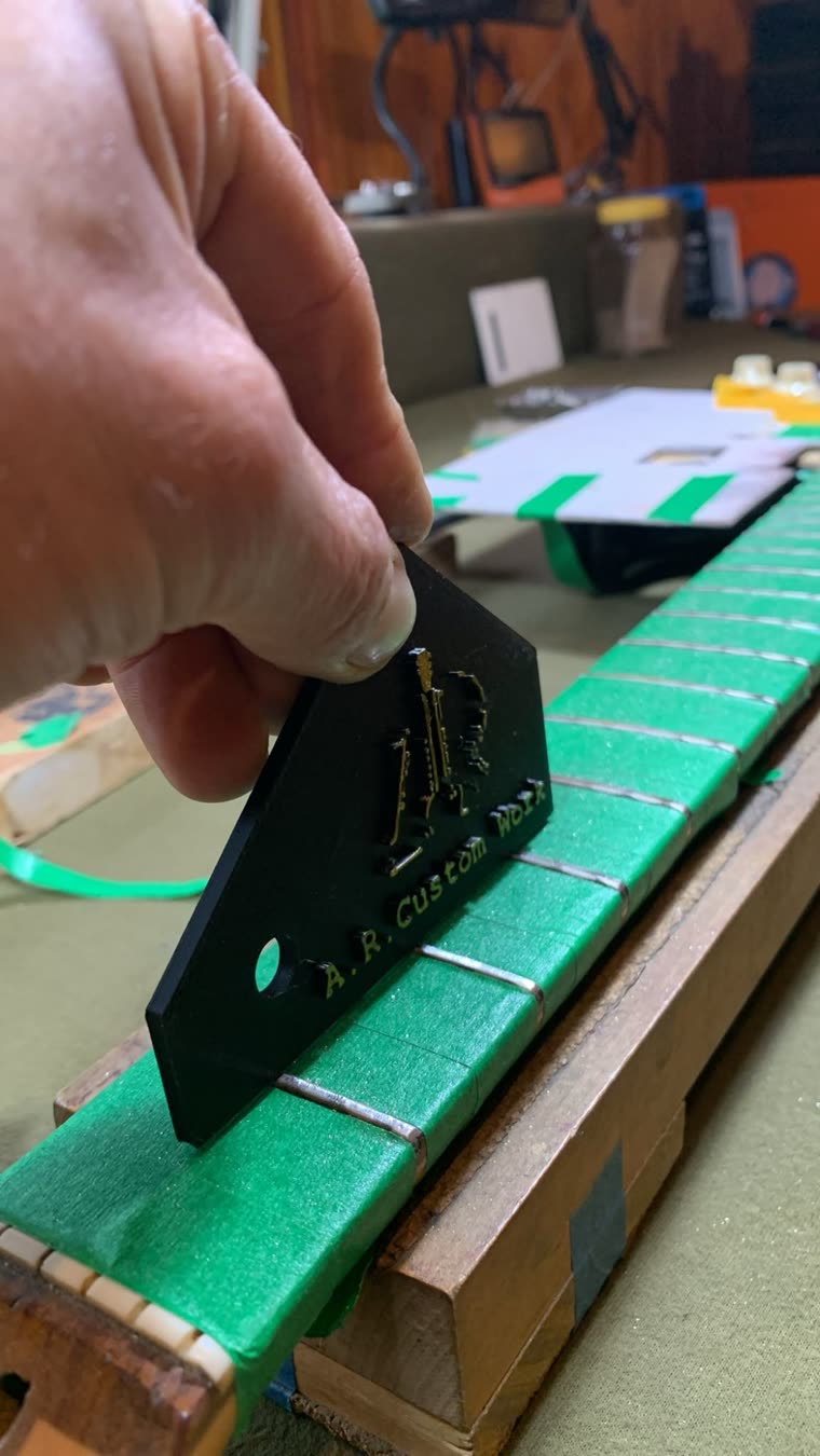 Nivelado de trastes con una herramienta del taller